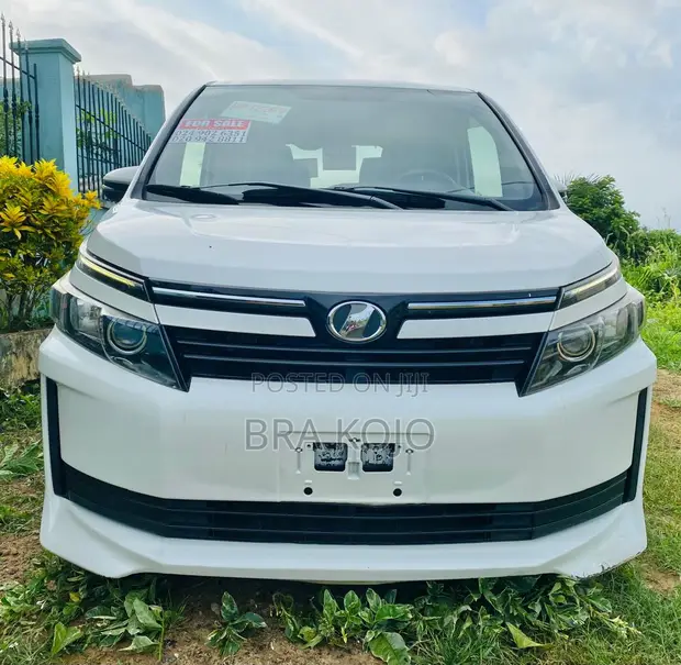 Toyota Voxy X 4WD 7-Seater 2015 Pearl - 1