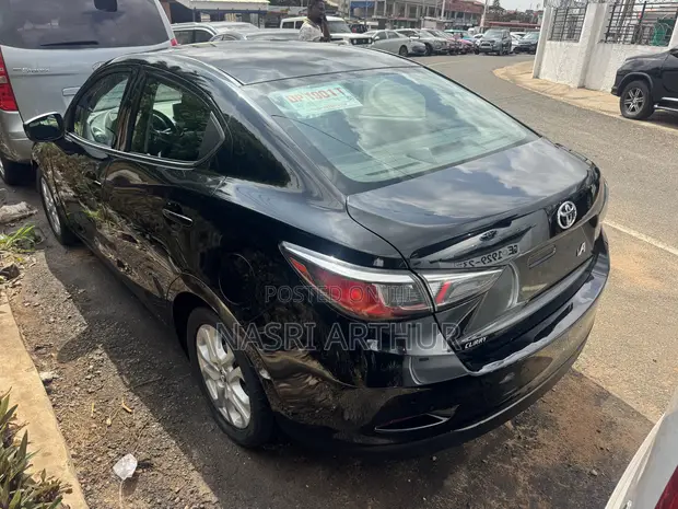 Toyota Yaris L Hatchback 5dr 2016 - Black - 1