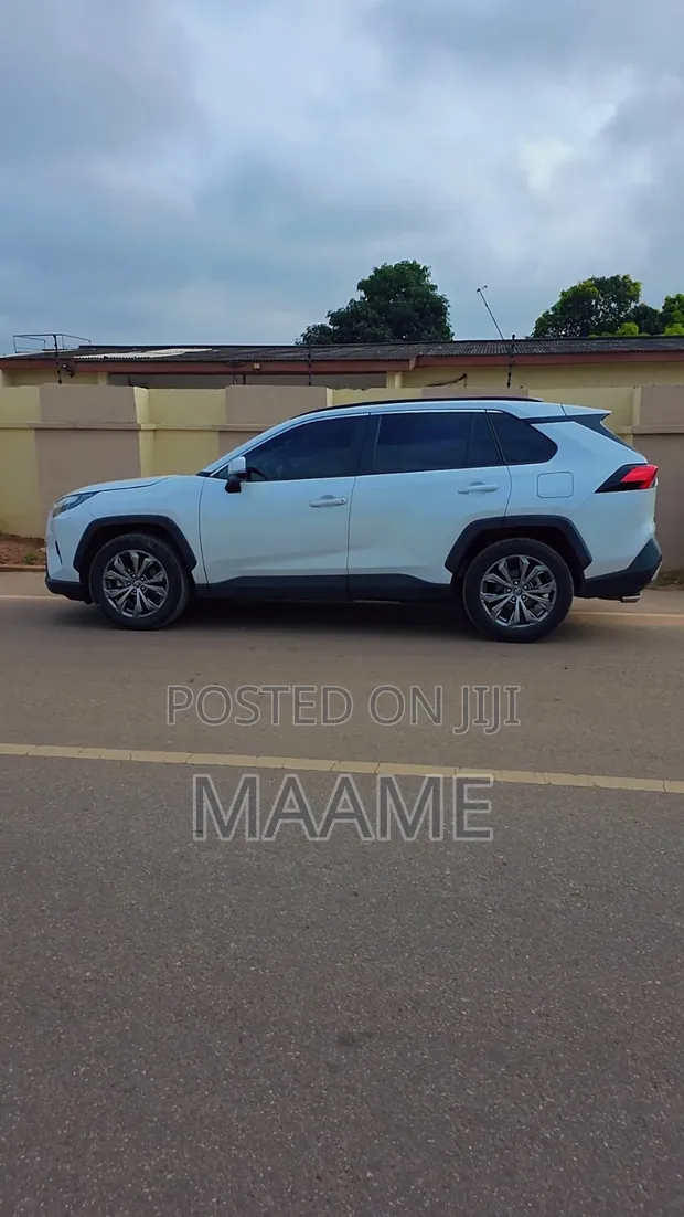 2023 Toyota RAV4 XLE Premium FWD White - 1