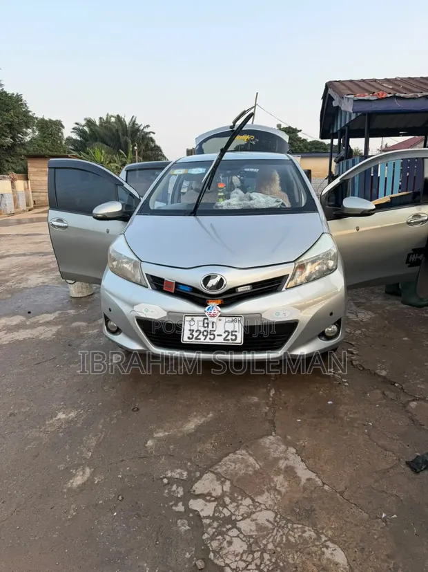 Toyota Vitz 2013 Silver - 1