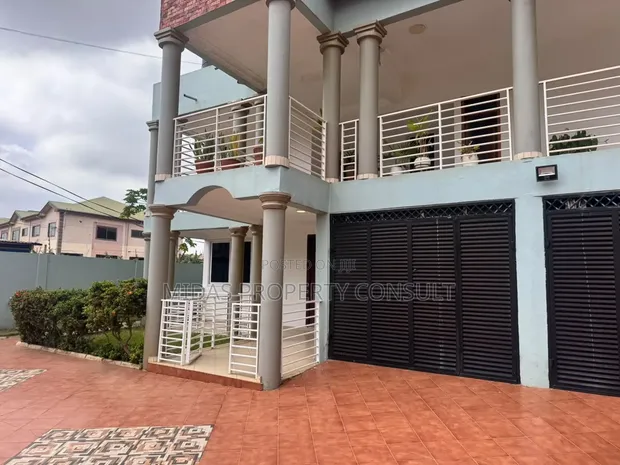 3 Bedroom Apartment with Study & Garage for Rent - 1