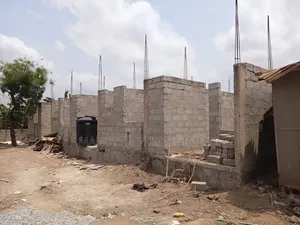 4 Bedroom Apartment for Sale in Lakeside Estate