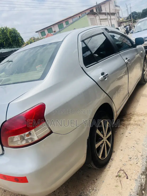 Toyota Belta 2010 Silver - 1