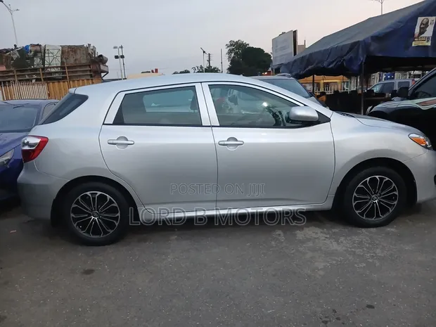 Toyota Matrix Hatchback 2010 Silver - 1