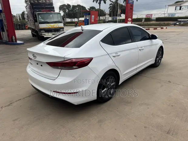 Hyundai Elantra 2017 White - 1