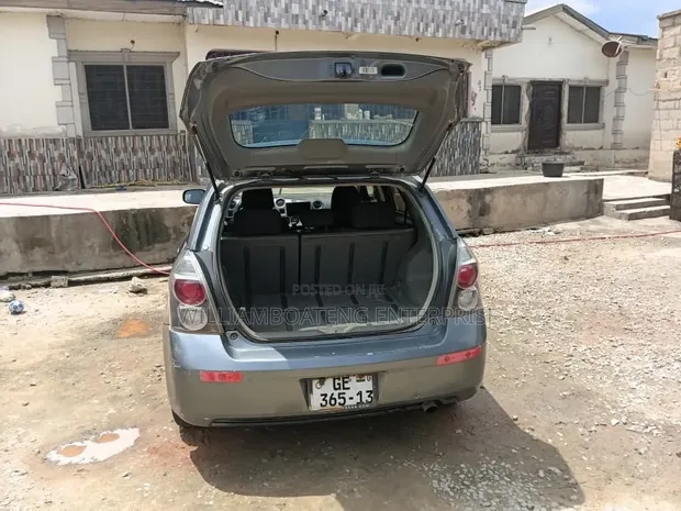 Pontiac Vibe 1.8L Hatchback 2010 Gray - 1