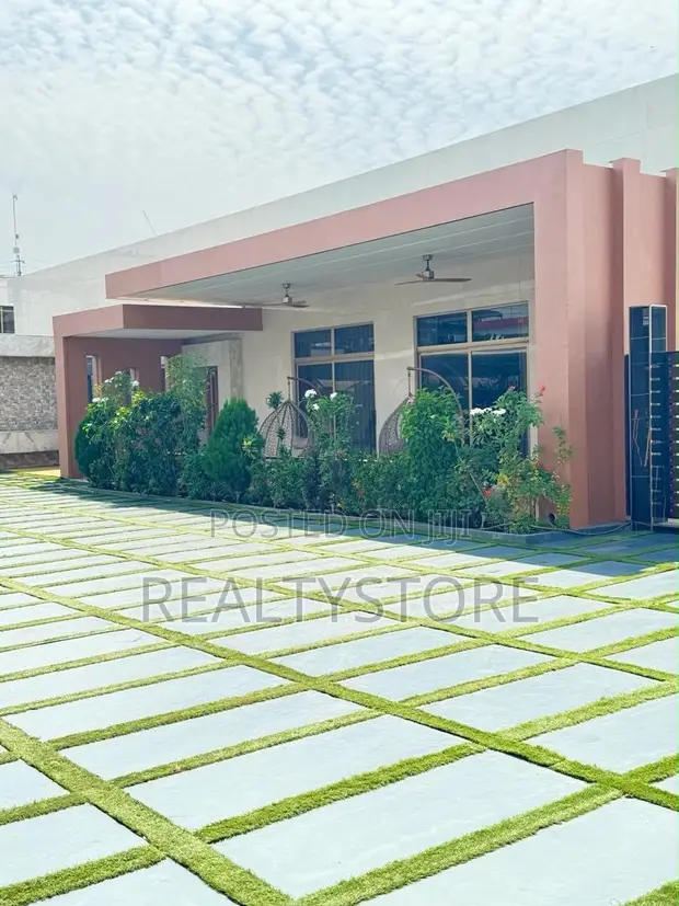 Furnished 6-Bedroom House with Boys Quarters in Labone, Accra - 1
