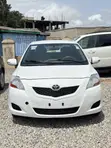 Toyota Yaris Base Sedan 2011 White - 2