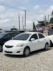Toyota Yaris Base Sedan 2011 White - 3