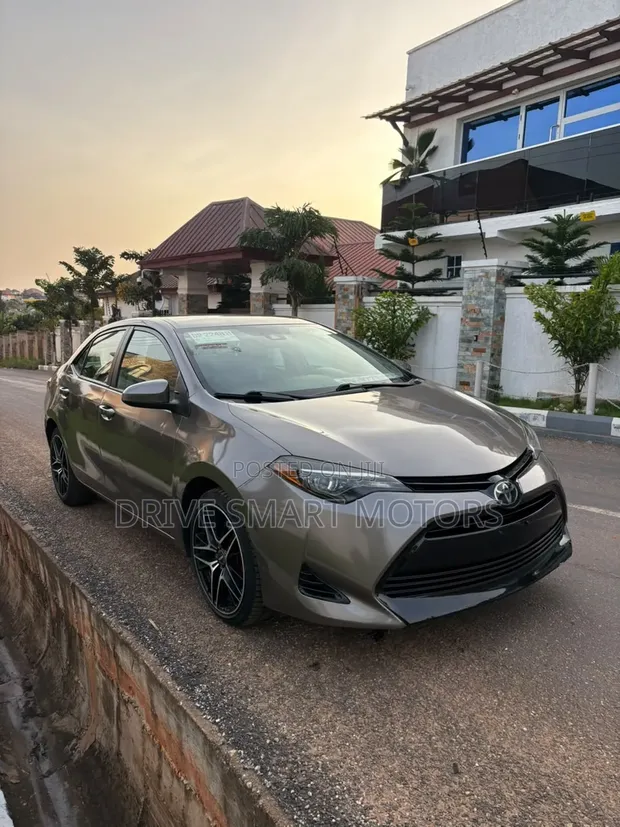 Toyota Corolla 2017 Brown - 1