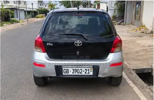 Toyota Vitz 2009 Silver