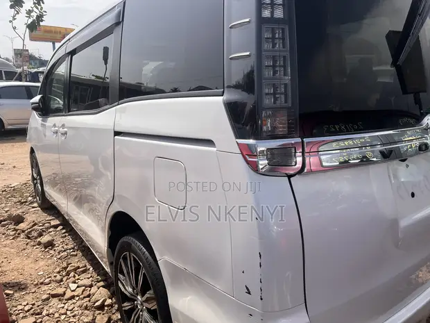 Toyota Voxy V 2WD 8-Seater 2015 White - 1
