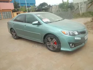 2014 Toyota Camry SE Sedan (2.5L)