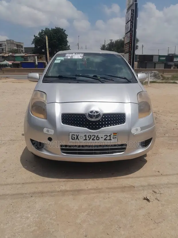 Toyota Vitz 2010 Silver - 1