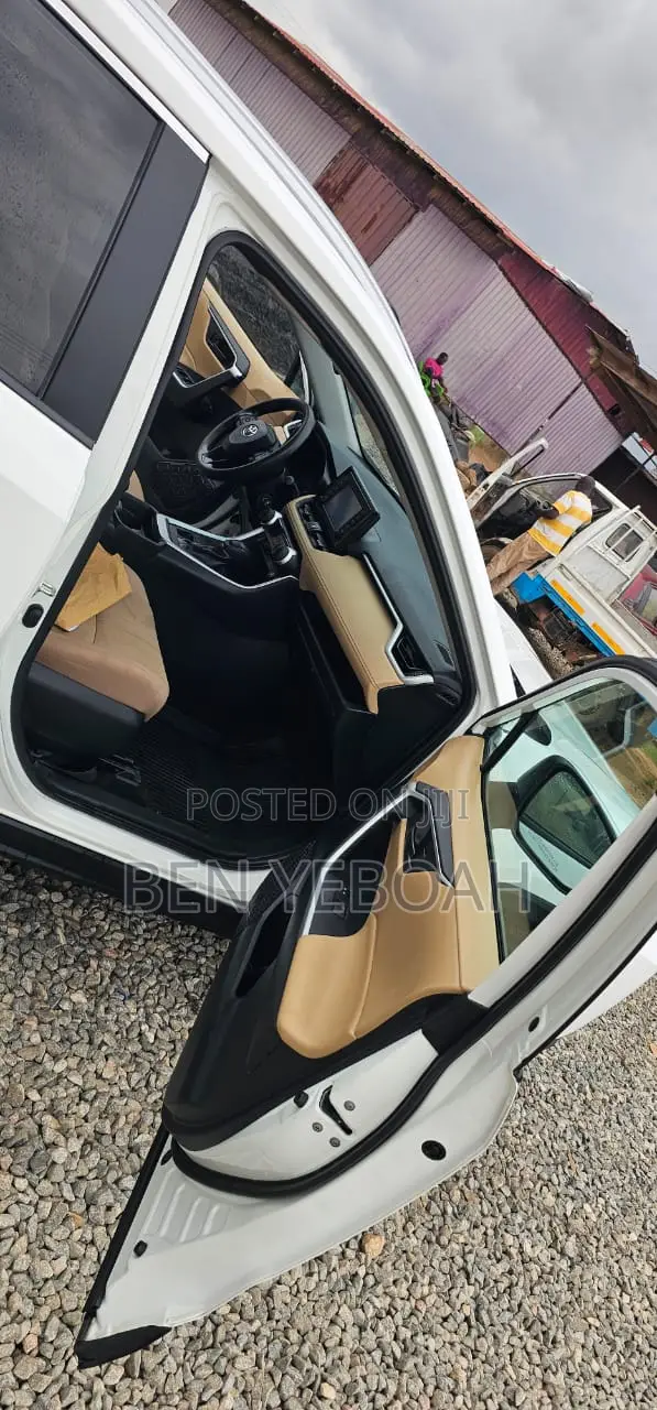 Toyota RAV4 XLE AWD 2019 White - 1