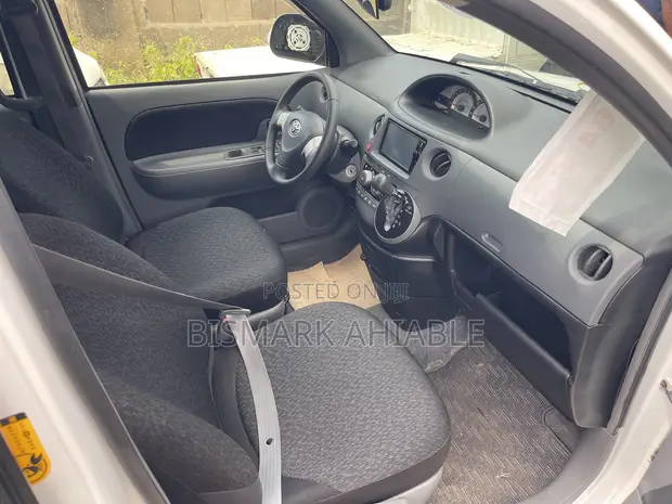 Toyota Sienta 1.5 FWD 2013 White - 1