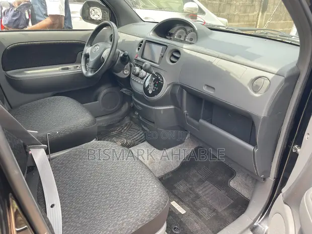 Toyota Sienta 1.5 FWD Minivan 2013 Black - 1
