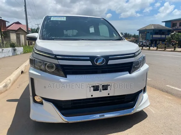 Toyota Voxy V 4WD 8-Seater 2015 White - 1