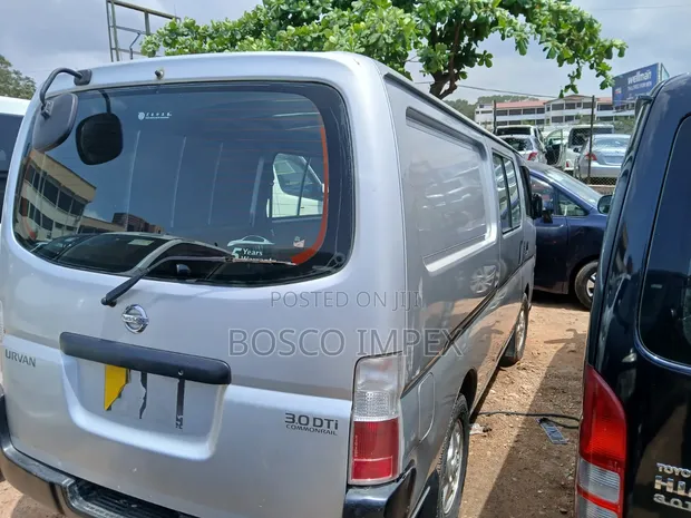 Nissan Caravan (Urvan) 2010 - Silver - 1