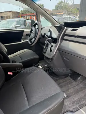 Toyota Voxy V 4WD 8-Seater 2013 Gray