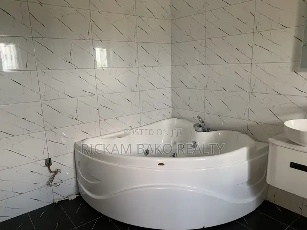 5 Bedroom House for Rent in Abokobi - 1