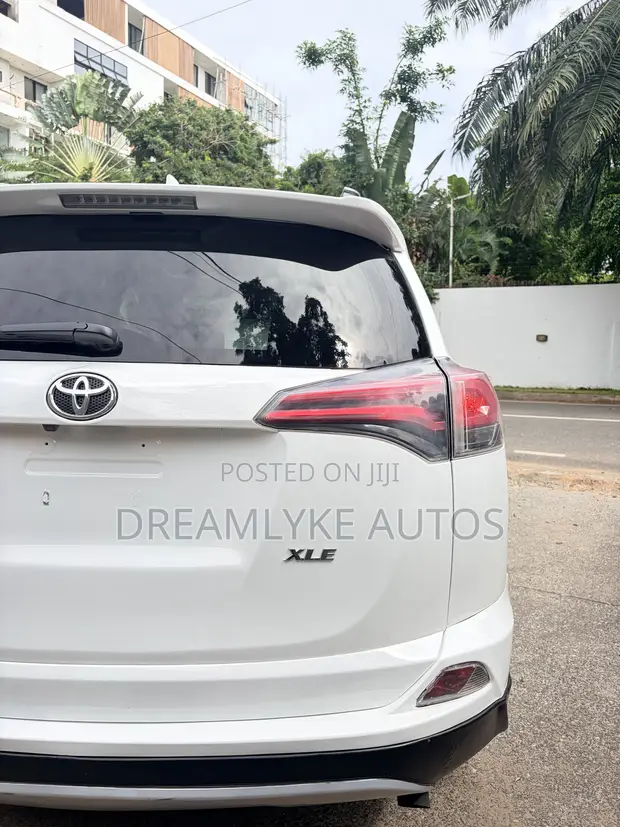 2018 Toyota RAV4 XLE SUV AWD - 1