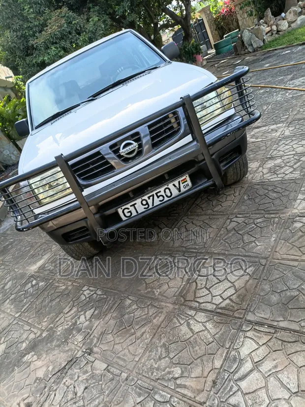 Nissan Hardbody 2007 White - 1