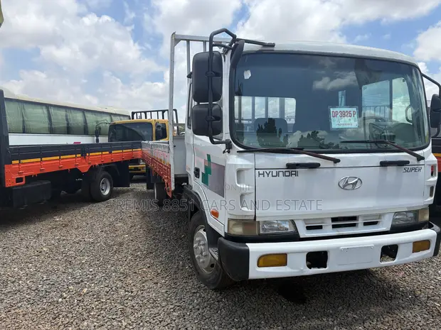 Hyundai Universe 2004 - White - 1