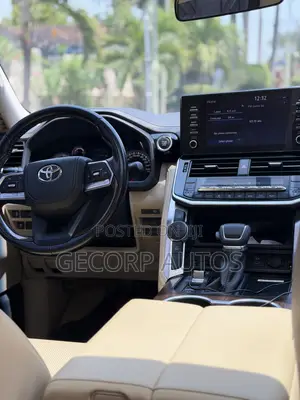 Toyota Land Cruiser LC300 VX 2022 White