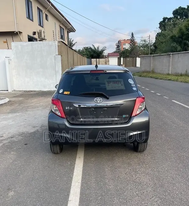 Toyota Vitz 1.3 AWD 3dr 2013 Gray - 1