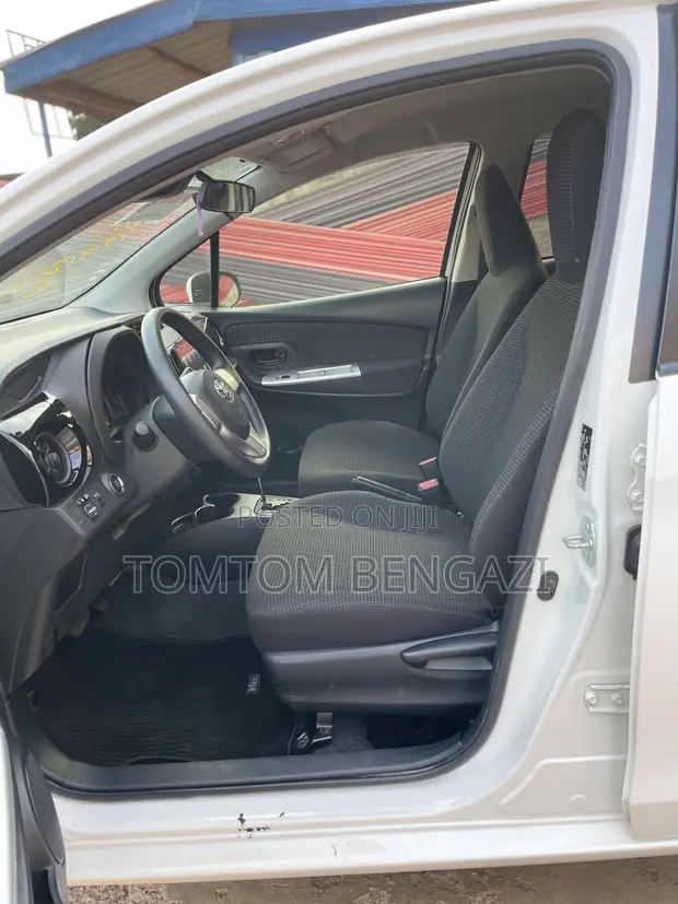 Toyota Vitz 1.3 FWD 5dr 2015 White - 1
