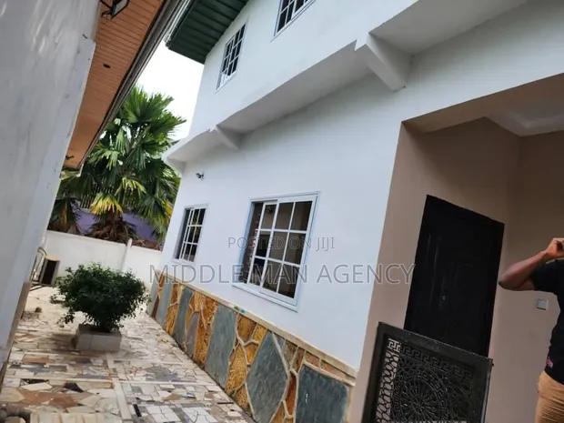 Furnished 6-Bedroom Mansion in Ahodwo, Kumasi - 1