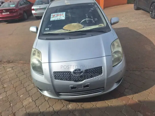 Toyota Yaris 2010 Silver - 1