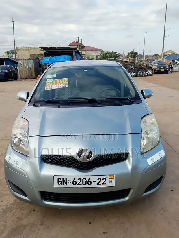Toyota Vitz 1.3 AWD 3dr 2010 Silver - 1