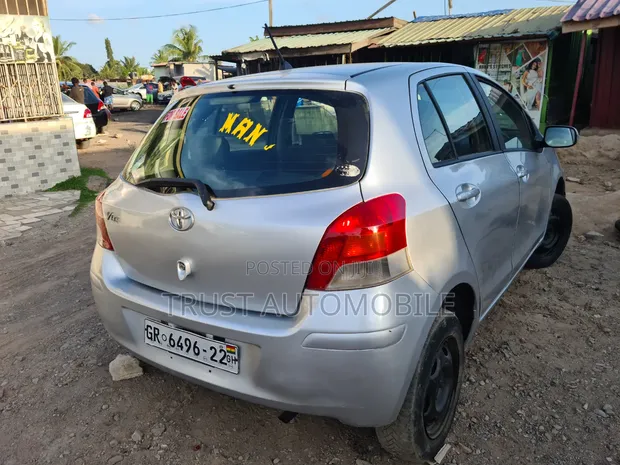Toyota Vitz 2010 Silver - 1