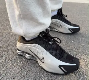 Nike Shox R4 Sneakers