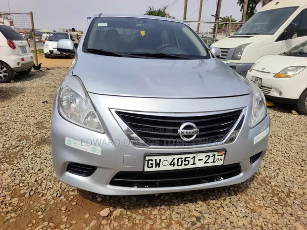 Nissan Versa 2015 Silver - 1