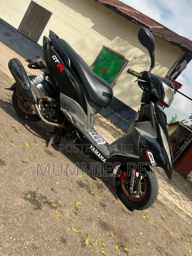 Yamaha Motorcycle - 2000 Model, Black - 1