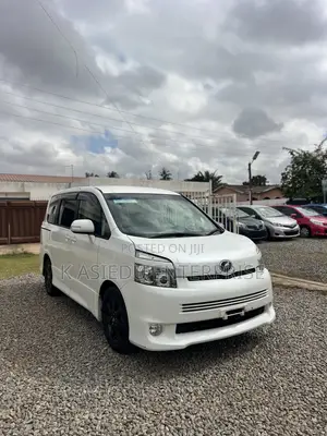 Toyota Voxy V 4WD 8-Seater 2011 White