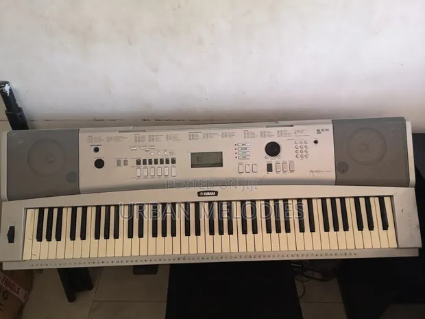 Yamaha DGX 220 Digital Keyboard - 1