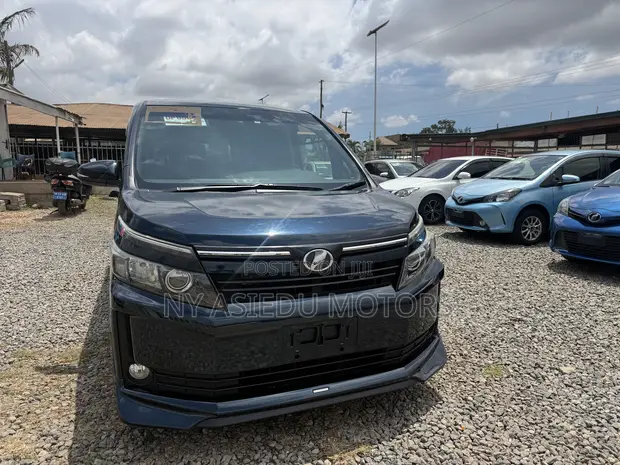 Toyota Voxy V 2WD 8-Seater 2014 White - 1