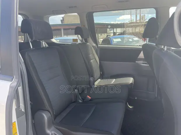 Toyota Voxy V 2WD 8-Seater 2012 White - 1