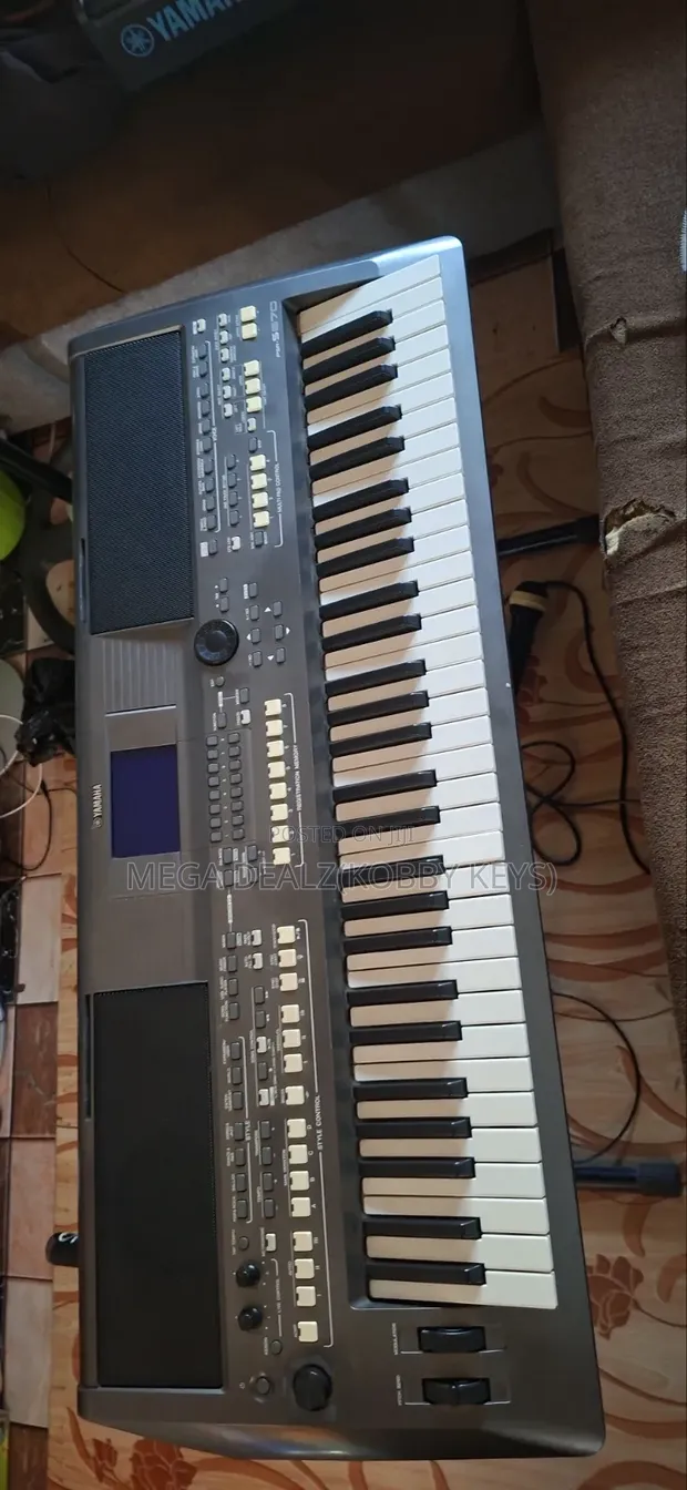 Yamaha PSR-S670 Electronic Keyboard - 1