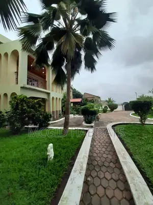 16-Bedroom House with Pool in Ofankor for Sale