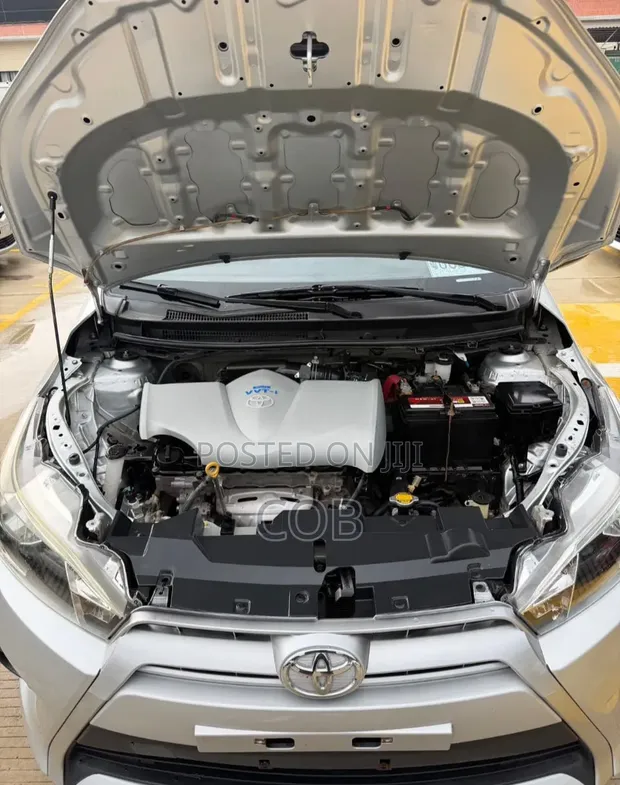 Toyota Yaris L Hatchback 5dr 2016 Silver - 1