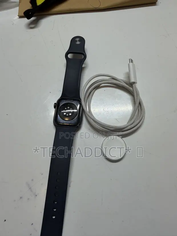 Apple Watch Series 8 41mm Stainless Steel GPS + Cellular - 1
