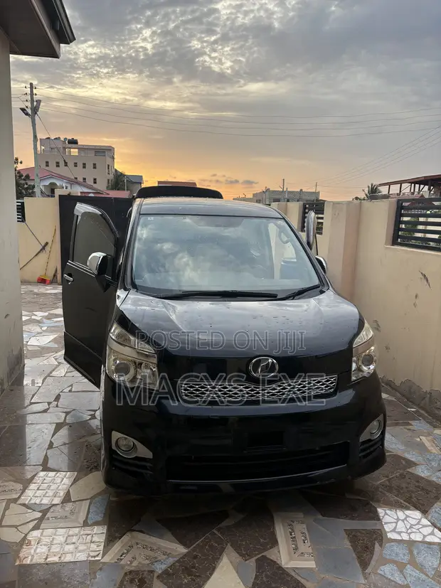 Toyota Voxy V 2WD 8-Seater 2013 Black - 1