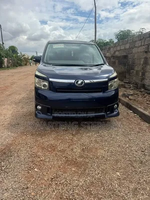 Toyota Voxy V 4WD 8-Seater 2011