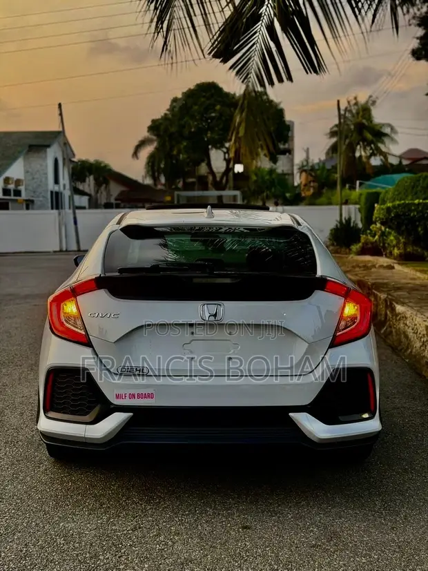 Honda Civic EX Hatchback 2019 White - 1