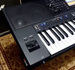 Yamaha PSR-SX700 Professional Arranger Keyboard